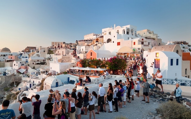 turistka-istura-pepel-na-pochinata-lichnost-niz-ulicite-na-santorini-lokalcite-gnevni-ja-osuduvaat-video-6.JPG