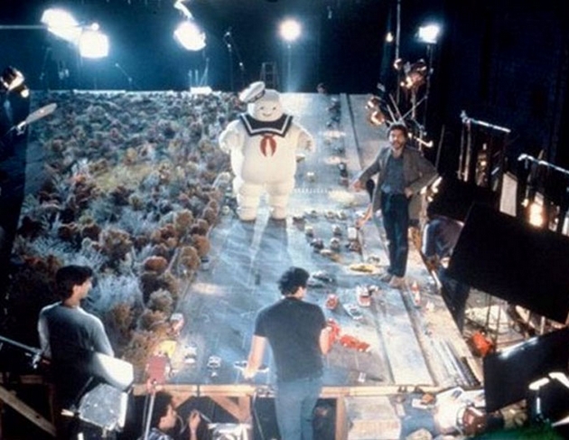 zabavni-fotki-od-snimanjeto-na-popularni-filmovi-i-serii-koi-izgledaat-kako-scena-od-skech-10.JPG
