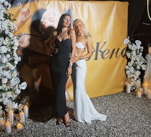 antonia-gigovska-kako-rimska-bozhica-na-promocijata-na-albumot-ja-donesoa-vo-kochija-go-baknuva-sinot-na-scena-06.jpg
