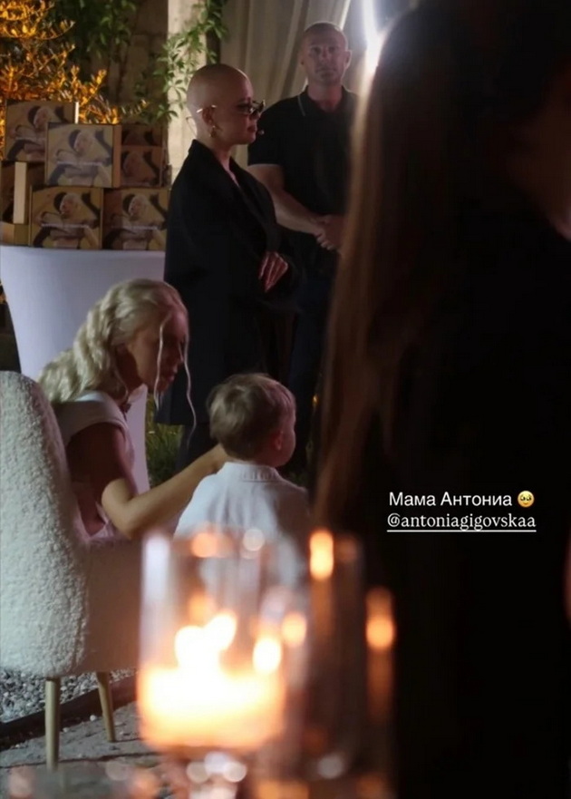antonia-gigovska-kako-rimska-bozhica-na-promocijata-na-albumot-ja-donesoa-vo-kochija-go-baknuva-sinot-na-scena-16.jpg