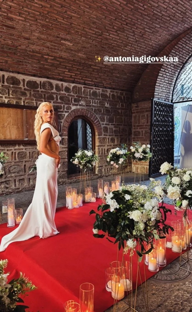 antonia-gigovska-kako-rimska-bozhica-na-promocijata-na-albumot-ja-donesoa-vo-kochija-go-baknuva-sinot-na-scena-17.jpg
