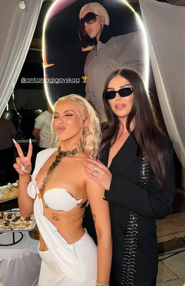 antonia-gigovska-kako-rimska-bozhica-na-promocijata-na-albumot-ja-donesoa-vo-kochija-go-baknuva-sinot-na-scena-18_copy.jpg