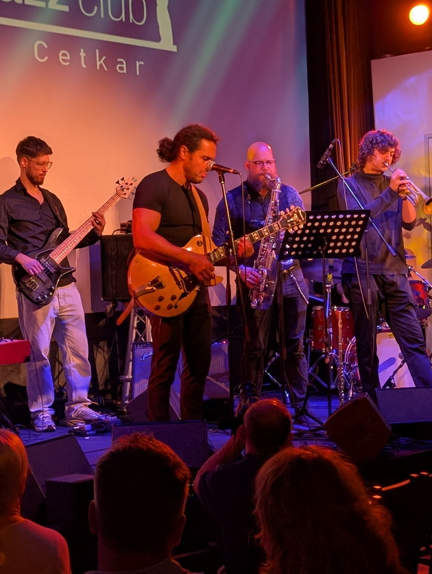 chetkar-tretpat-nastapi-vo-najpopularniot-djez-klub-vo-budimpeshta-odlichna-atmosfera-i-zabava-05.jpg