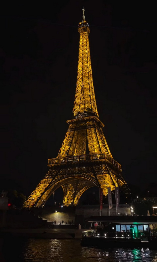 miro-kacarov-na-semejno-patuvanje-vo-pariz-kafe-so-majka-mu-i-soprugata-zabava-vo-diznilend-ja-slavi-titulata-na-pszh-12.jpg