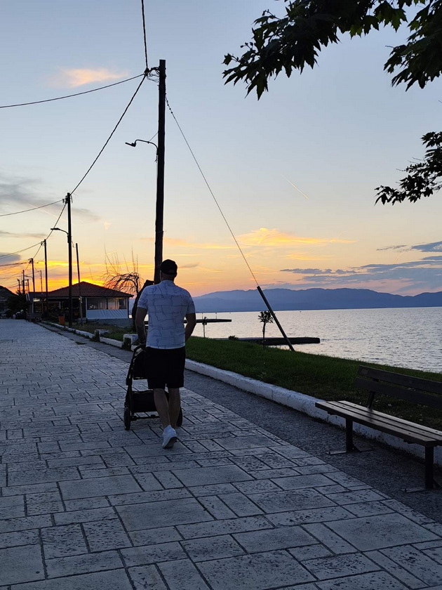 na-odmor-so-viktor-apostolovski-bevme-penzionerski-vo-nea-roda-na-tretiot-krak-na-20m-od-plazha-kafe-imashe-za-1-evro-16.jpg