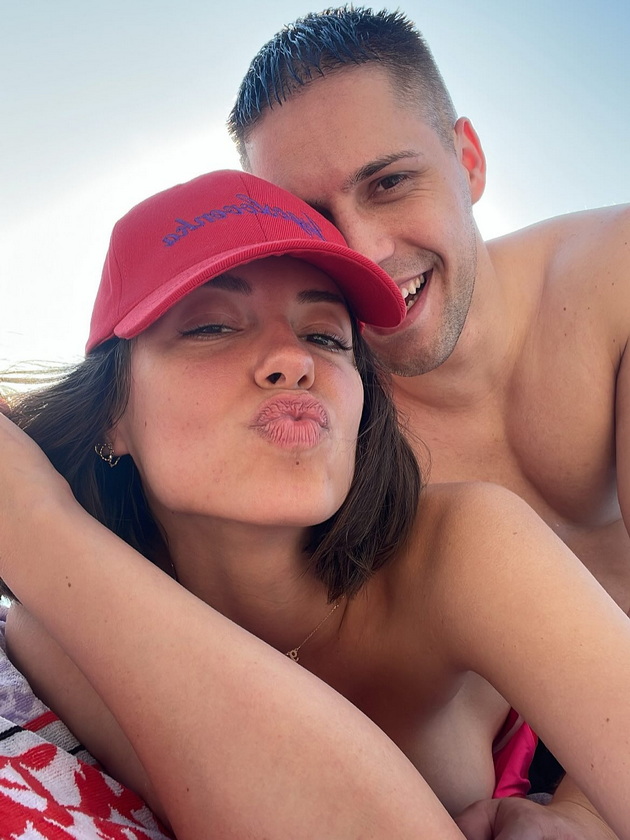 sara-jo-i-sinot-na-bjelogrlikj-so-prva-zaednichka-fotka-po-glasinite-deka-se-par-otkako-dvajcata-gi-ostavija-partnerite-031.jpg