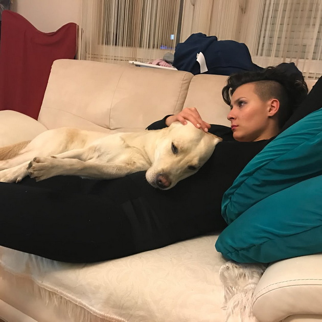 sara-mejs-so-ton-emocii-i-stari-fotki-se-prosti-od-svoeto-kuche-atos-beshe-fraerishte-kje-falish-beskrajno-17.jpg