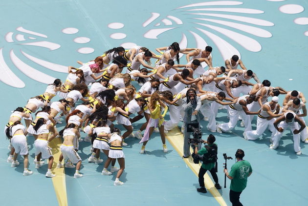 shakira-stana-hit-na-svetsko-dodeka-obezbeduvanjeto-ja-tera-da-pobrza-za-nastap-taa-zaigra-tango-so-eden-od-niv-04.jpg
