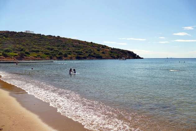 8-najubavi-plazhi-na-atinskata-riviera-vo-grcija-spoj-na-luksuz-idilichna-atmosfera-i-chisto-more-07.jpg