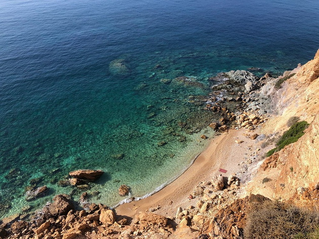 8-najubavi-plazhi-na-atinskata-riviera-vo-grcija-spoj-na-luksuz-idilichna-atmosfera-i-chisto-more-18.jpg