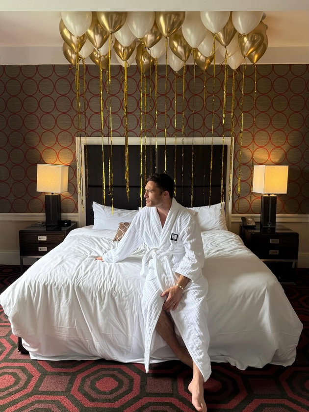 chak-bas-se-vrati-vo-empire-hotelot-sega-so-zhena-i-dete-zavodnikot-se-priseti-na-spomenite-od-njujork-vo-gossip-girl-14.jpg