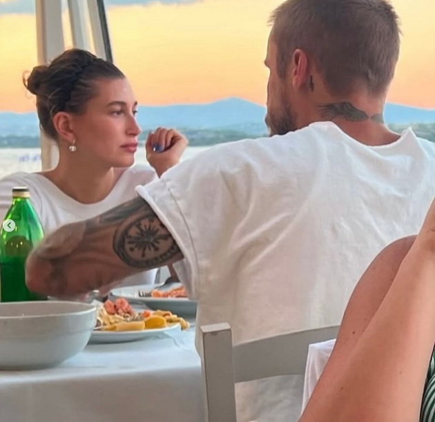 hejli-i-justin-biber-na-semeen-odmor-vo-grcija-kako-sekoj-obichen-par-vo-lezherni-autfiti-sedat-na-telefon-vo-taverna-06.jpg