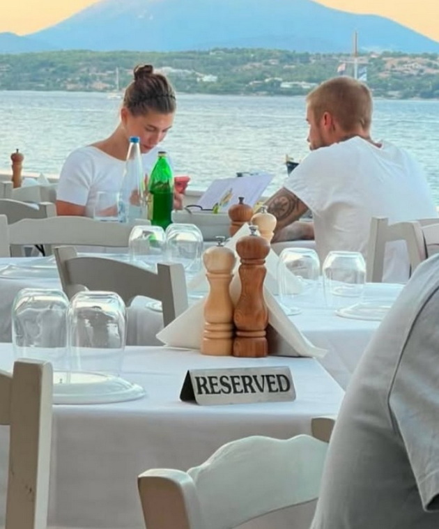 hejli-i-justin-biber-na-semeen-odmor-vo-grcija-kako-sekoj-obichen-par-vo-lezherni-autfiti-sedat-na-telefon-vo-taverna-07.jpg