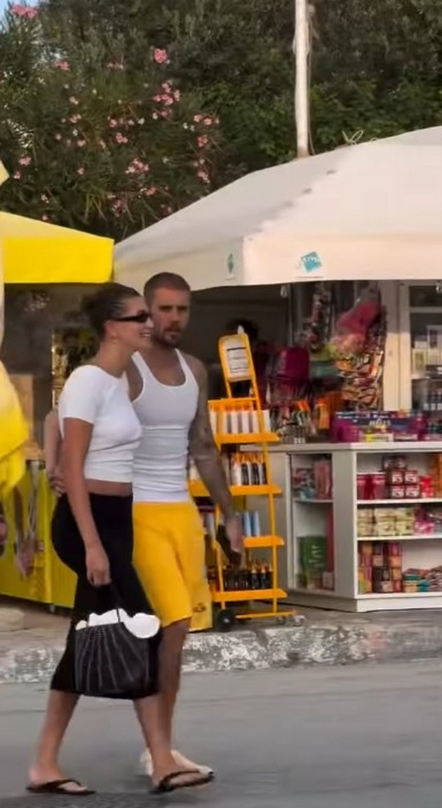 hejli-i-justin-biber-na-semeen-odmor-vo-grcija-kako-sekoj-obichen-par-vo-lezherni-autfiti-sedat-na-telefon-vo-taverna-10.jpg