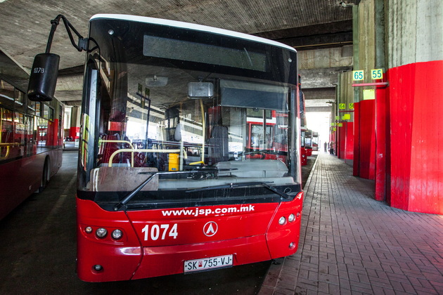 herojski-poteg-na-vozach-na-avtobus-vo-skopje-srede-nevremeto-dodeka-pagjaa-drvja-ne-ne-istovari-na-nemilost-ne-odnese-na-sigurno-05.jpg