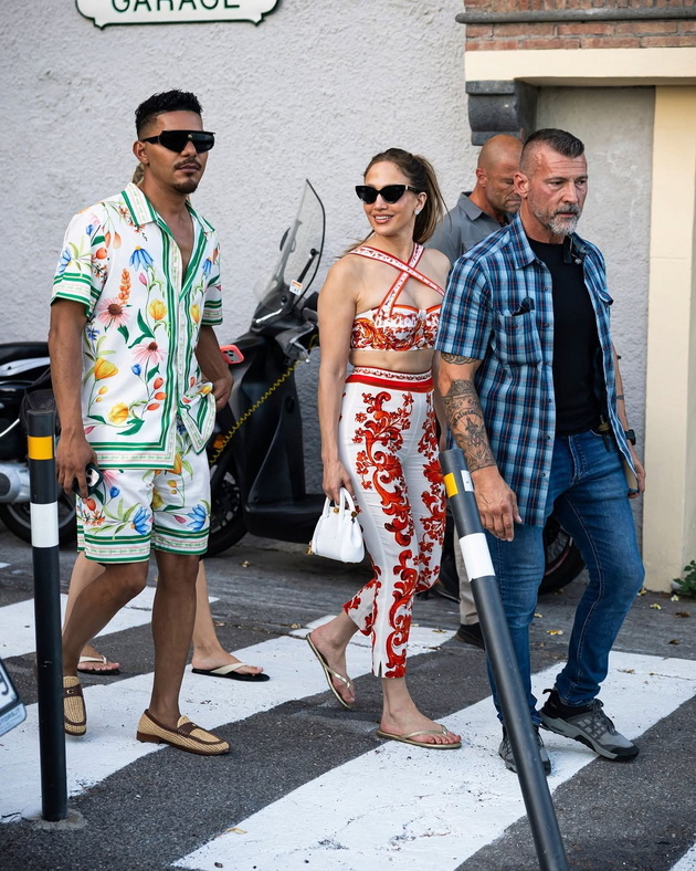 j-lo-vo-pretesen-komplet-so-krop-top-i-apostolki-prosheta-niz-sicilija-hrabar-leten-autfit-koj-i-go-ocrtuva-teloto-03_2.jpg