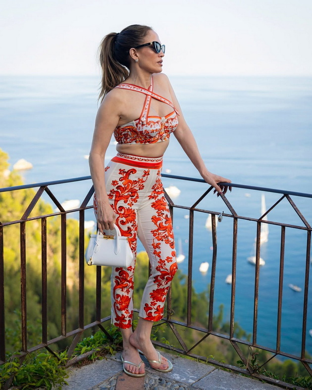j-lo-vo-pretesen-komplet-so-krop-top-i-apostolki-prosheta-niz-sicilija-hrabar-leten-autfit-koj-i-go-ocrtuva-teloto-06_2.jpg
