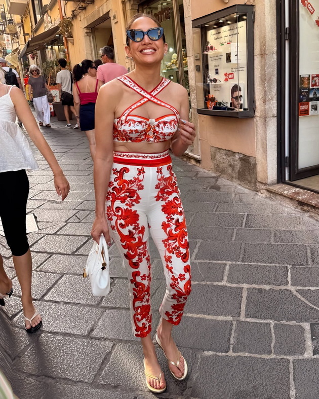 j-lo-vo-pretesen-komplet-so-krop-top-i-apostolki-prosheta-niz-sicilija-hrabar-leten-autfit-koj-i-go-ocrtuva-teloto-12_2.jpg