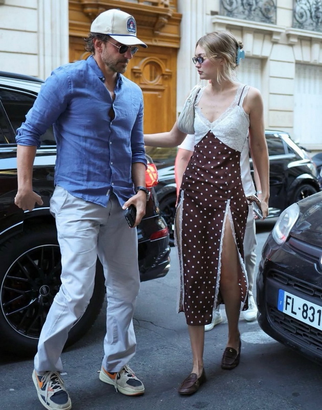 koga-nema-shto-da-obleche-za-obichna-proshetka-djidji-hadid-nosi-bela-prada-maichka-od-1-400-evra-foto-10_2.jpg