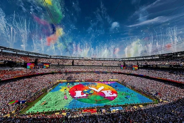 madona-se-pojavi-so-ronaldinjo-i-ronaldo-shakira-blesna-dodeka-ja-peeshe-daidai-spektakularno-shou-na-poluvremeto-na-svetsko-2026-video-09.jpg