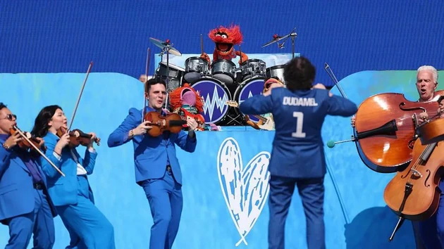 madona-se-pojavi-so-ronaldinjo-i-ronaldo-shakira-blesna-dodeka-ja-peeshe-daidai-spektakularno-shou-na-poluvremeto-na-svetsko-2026-video-10.jpg