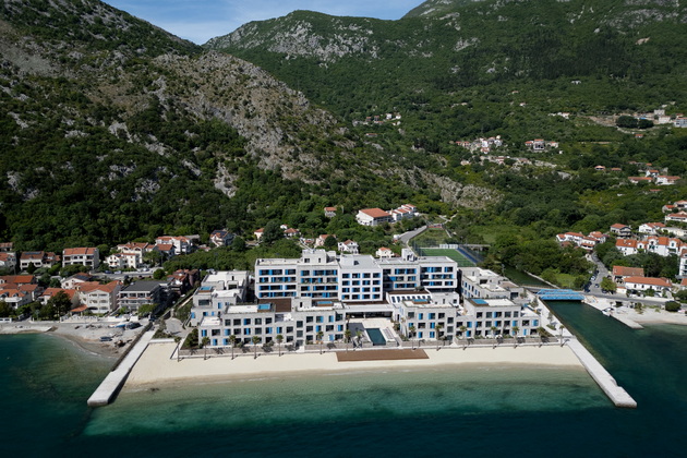 marija-sherifovikj-so-sincheto-na-odmor-uzhiva-na-plazha-vo-kotor-vo-luksuzen-resort-so-pogled-na-zalivot-02.jpg