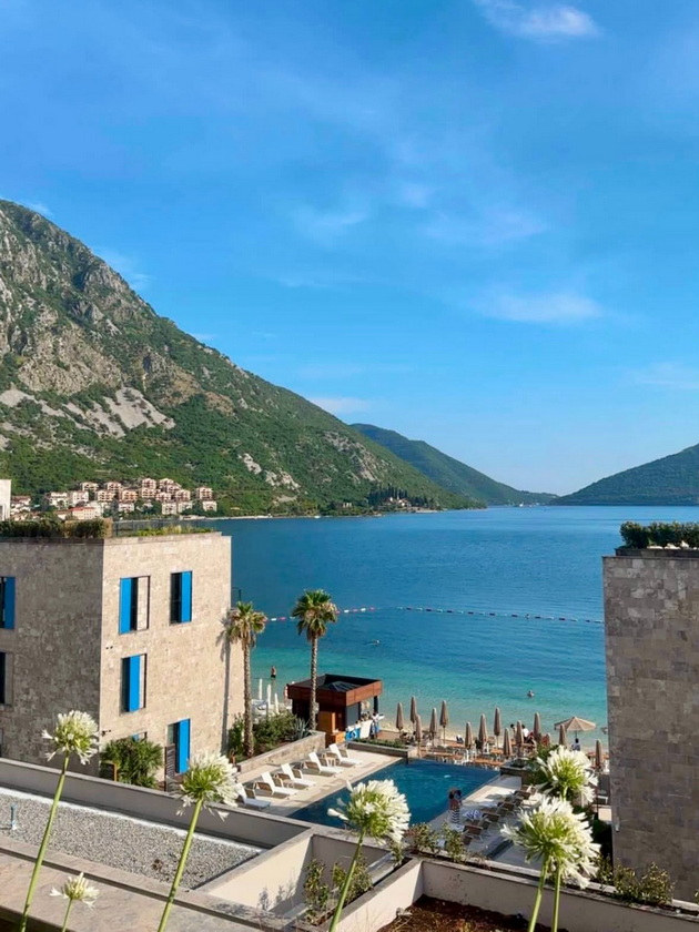 marija-sherifovikj-so-sincheto-na-odmor-uzhiva-na-plazha-vo-kotor-vo-luksuzen-resort-so-pogled-na-zalivot-04.jpg