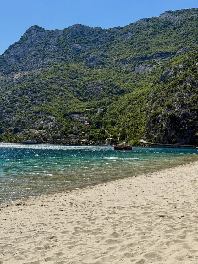 marija-sherifovikj-so-sincheto-na-odmor-uzhiva-na-plazha-vo-kotor-vo-luksuzen-resort-so-pogled-na-zalivot-05.jpg