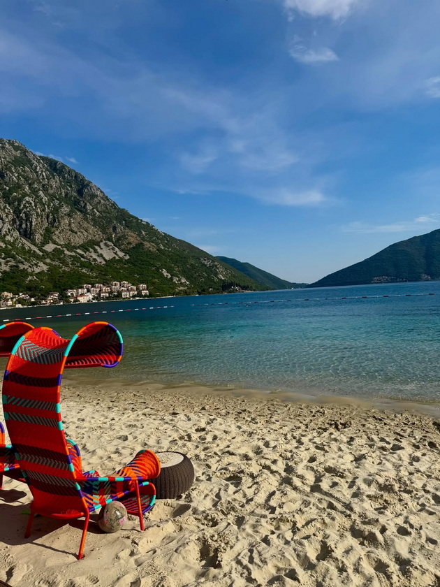 marija-sherifovikj-so-sincheto-na-odmor-uzhiva-na-plazha-vo-kotor-vo-luksuzen-resort-so-pogled-na-zalivot-06.jpg