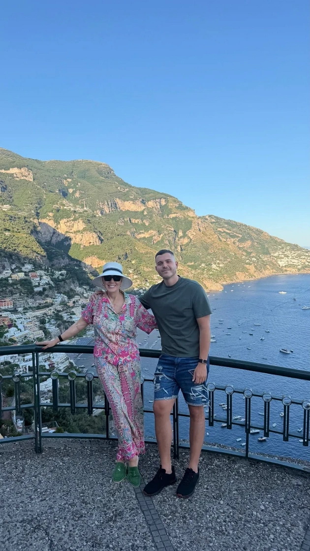 sinot-na-lepa-brena-i-boba-uzhiva-na-jahta-so-roditelite-se-banja-so-tatko-mu-pozira-vo-pozitano-so-majka-mu-02.jpg