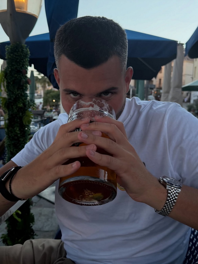 sinot-na-lepa-brena-i-boba-uzhiva-na-jahta-so-roditelite-se-banja-so-tatko-mu-pozira-vo-pozitano-so-majka-mu-06.jpg