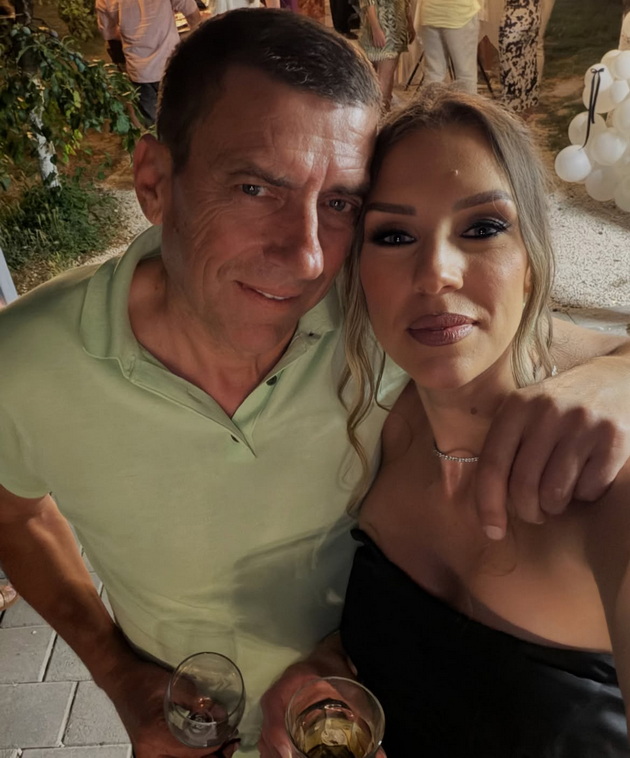 soprugata-na-darko-velkoski-tamara-chuprina-proslavi-30-ti-rodenden-dvata-sina-pokraj-niv-dekoracii-so-crni-pandelki-13.jpg