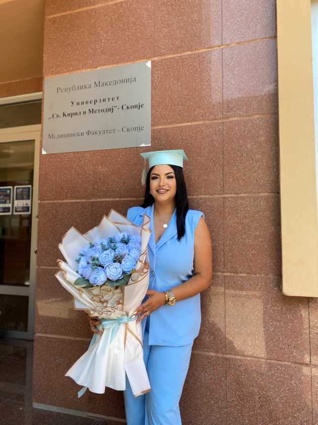 angela-stanishikj-diplomirashe-medicina-studirav-i-paralelno-rabotev-po-2-3-raboti-kako-kelnerka-sestra-crtav-karikaturi-06.jpeg