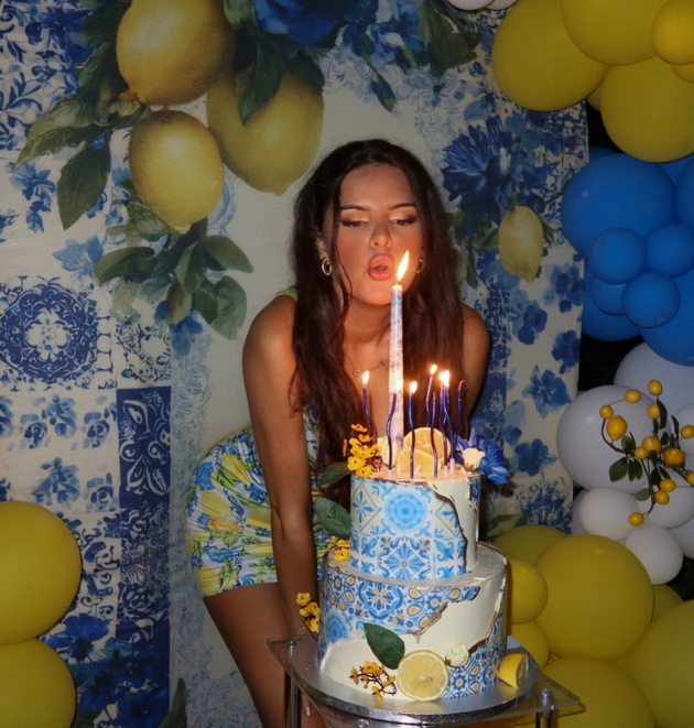 angela-vasilevska-nasha-misica-si-napravi-tematski-29-ti-rodenden-torta-i-autfit-so-limoni-kako-na-amalfi-03.jpg