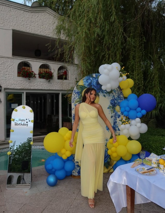 angela-vasilevska-nasha-misica-si-napravi-tematski-29-ti-rodenden-torta-i-autfit-so-limoni-kako-na-amalfi-06.jpg