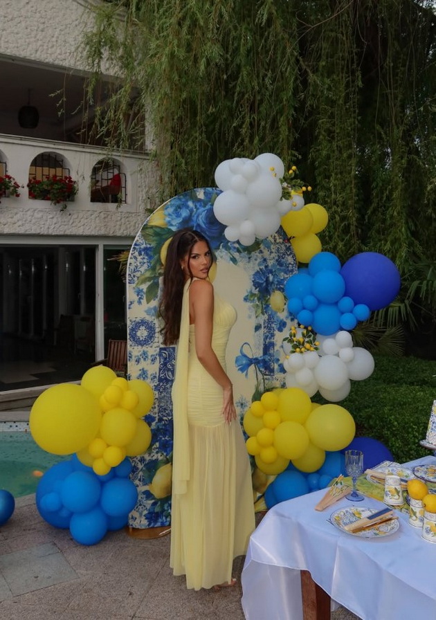angela-vasilevska-nasha-misica-si-napravi-tematski-29-ti-rodenden-torta-i-autfit-so-limoni-kako-na-amalfi-09.jpg