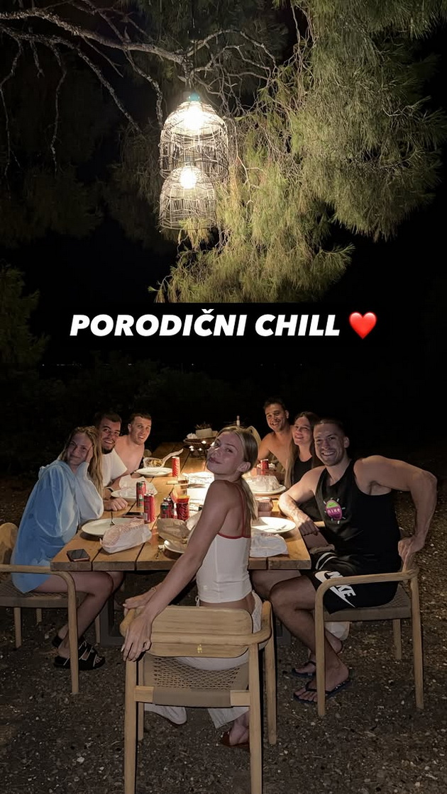 baka-prase-se-fali-kolku-mu-e-zgodna-devojkata-so-fotografii-od-odmor-no-i-krevet-doma-09.jpg