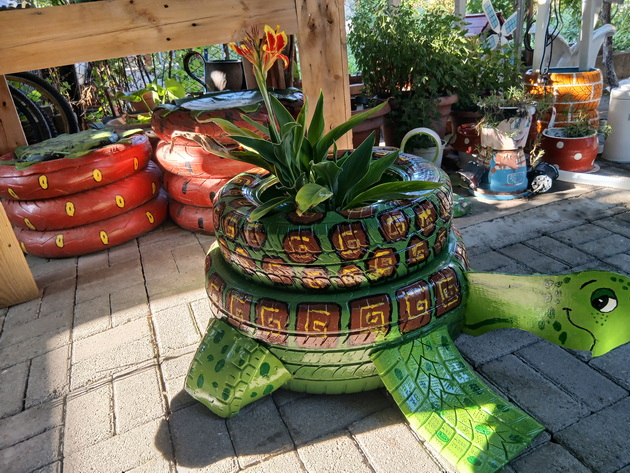 brachen-par-od-skopje-izrabotuva-kul-saksii-i-ukrasi-od-stari-gumi-soprugot-gi-oblikuva-i-shtrafi-jas-gi-crtam-07.jpg