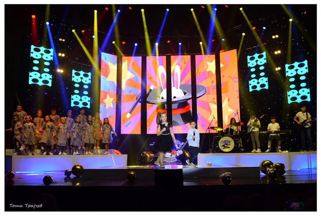 irena-soprugata-na-klavijaturistot-filip-stevanovski-od-dnk-so-nego-go-organiziravme-festivalot-veselo-shturche-07.jpeg