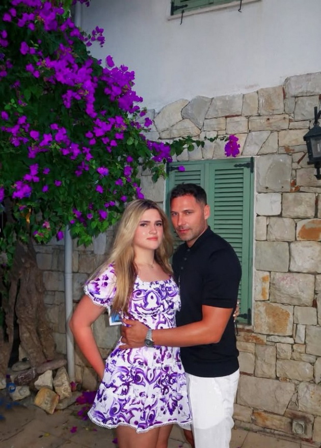 kolku-e-ubav-dushko-toshikj-i-pokazha-na-karleusha-kakov-mangup-izgubila-so-fotki-od-sebe-na-odmorot-so-kjerkite-vo-marmaris-007.jpg