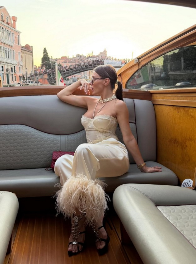 ljupka-mitrova-bleska-so-elegancija-vo-venecija-se-vozi-vo-brotche-se-fali-so-chanel-kjesite-noze-vo-skut-kaj-soprugot-17.jpg