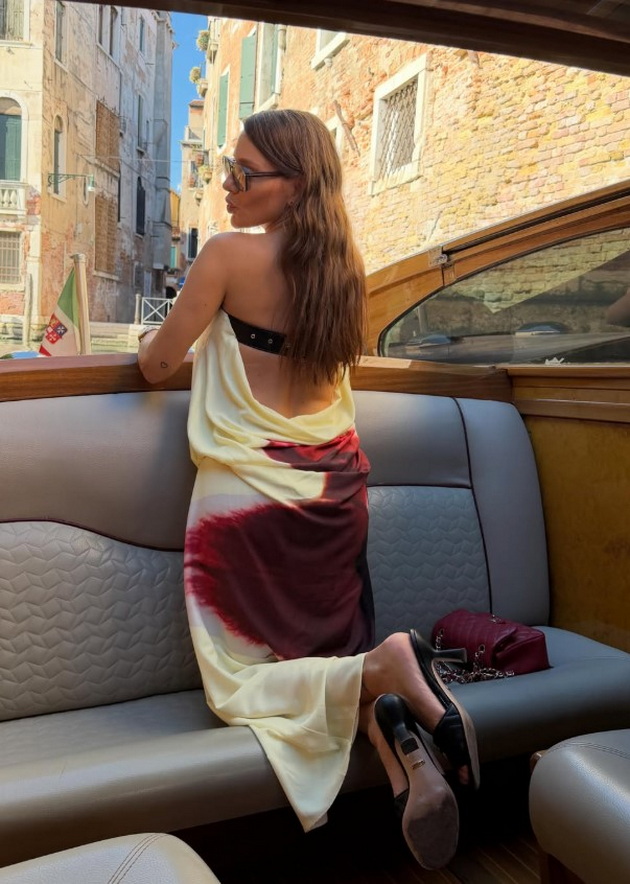 ljupka-mitrova-bleska-so-elegancija-vo-venecija-se-vozi-vo-brotche-se-fali-so-chanel-kjesite-noze-vo-skut-kaj-soprugot-20.jpg