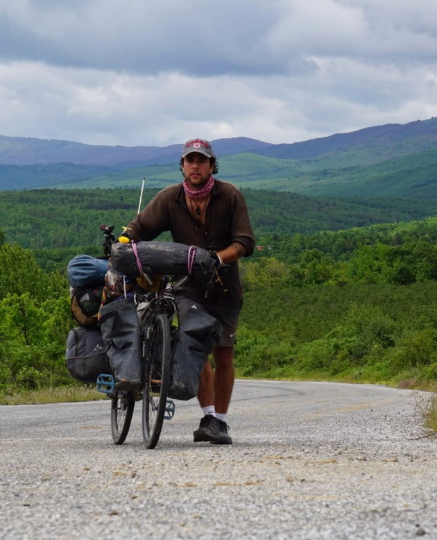 makedonija-naj-ubava-si-dechko-velosipedist-dojde-od-stranstvo-i-ni-go-pokazha-toa-duri-se-bricheshe-na-poljana-02.jpg