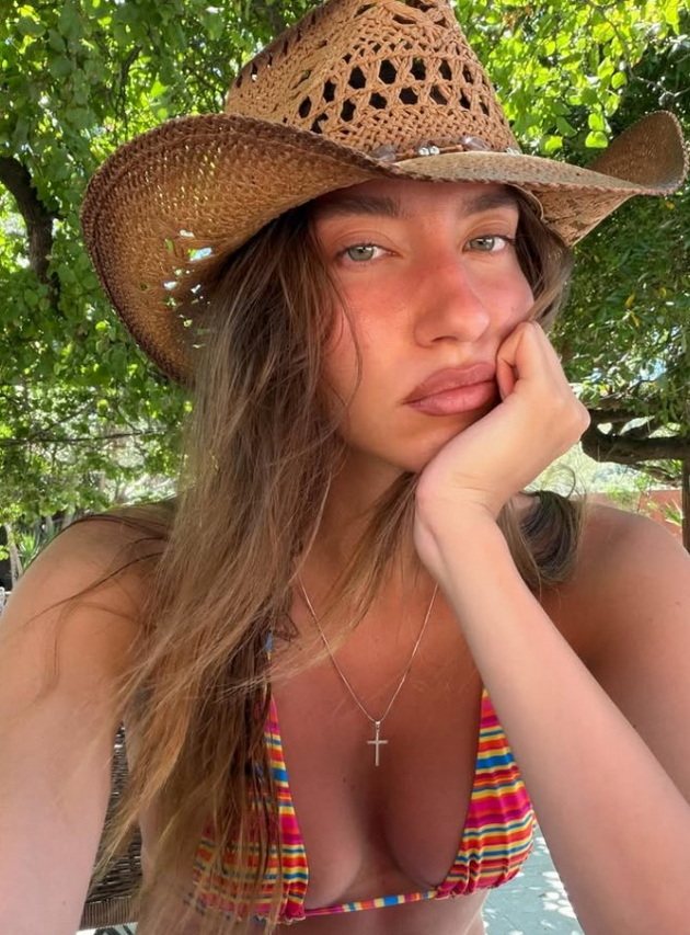 najzgodna-edna-od-najatraktivnite-makedonki-vo-minimalistichki-bikini-na-plazha-vo-grcija-pottikna-lavina-reakcii-17.jpg