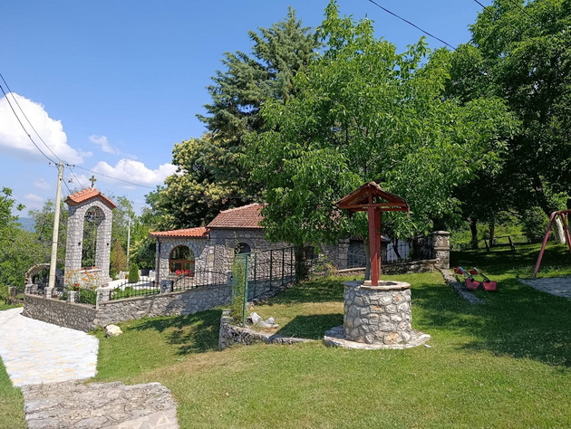 rajskoto-dvorche-na-crkvata-sv-ilija-vo-ohridskoto-s-velgoshti-e-sovrsheno-za-relaksacija-foto-02.jpg