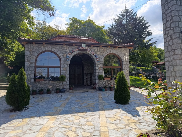 rajskoto-dvorche-na-crkvata-sv-ilija-vo-ohridskoto-s-velgoshti-e-sovrsheno-za-relaksacija-foto-07.jpg