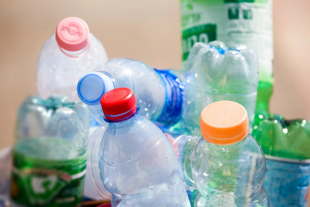 ruzhica-od-area-srede-krizata-so-zagadenata-voda-vo-rodniot-gostivar-shto-so-plastichnite-shishinja-potoa-05.jpg