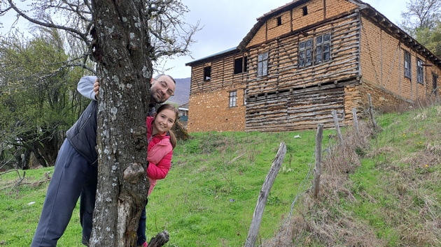 vo-vikendichkata-na-aneta-stameska-vo-s-lupshte-poreche-sosedot-ni-bere-pechurki-gotvime-na-shporet-na-drva-vo-dvor-12.jpg