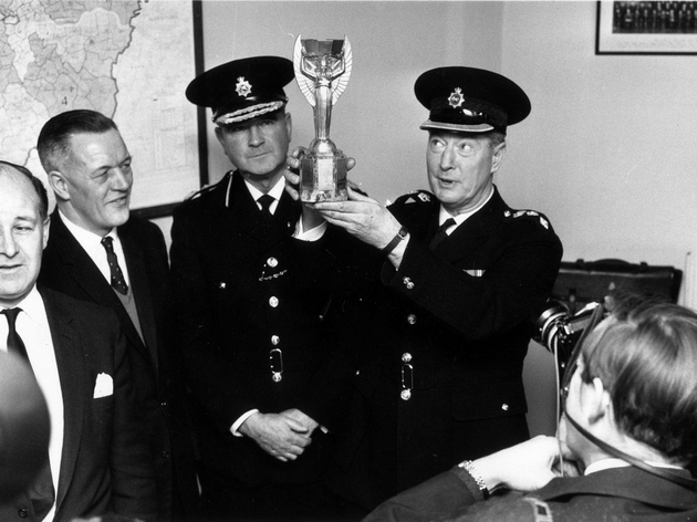 go-kriele-pod-krevet-vo-vtora-svetska-vojna-2-pati-e-ukraden-ludata-istorija-na-prviot-trofej-za-svetsko-2.JPG
