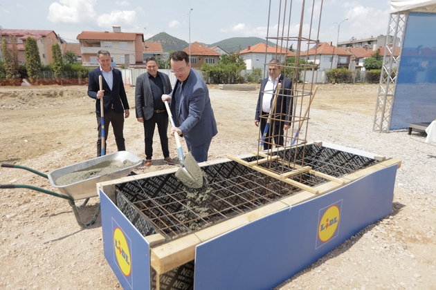 i-strumica-go-dobiva-svojot-lidl-postaven-kamen-temelnikot-na-noviot-market-01.JPG